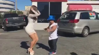 Карлик танцует с сексуальной девушкой 2
