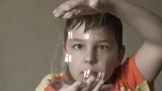 Большой и красивый мыльный пузырь - A soap bubble