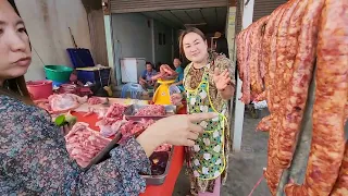 Taj laj tsaus ntuj nyob Khej Me/Evening market in Khek Noi Phetchabun.