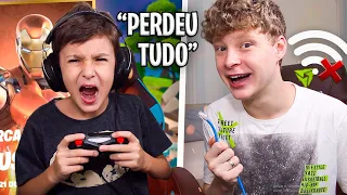 IRRITEI O MEU IRMÃOZINHO DURANTE O CAMPEONATO DO FORTNITE ATÉ ELE PERDER...🤬🤬🤬