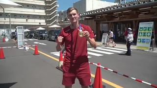 Badminton gold medalist Viktor Axelsen thanks supporters in Mandarin