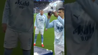 Haaland and Rodri are presented with their 2022/23 UEFA awards from Luis Figo 🏆