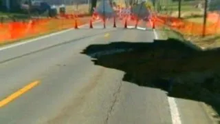 Un agujero en el suelo se traga una carretera en Ohio