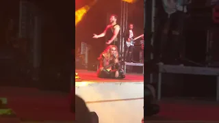 Joelma cai no palco durante show no Suriname