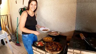 Fizemos baião de dois e peixe frito empanado disco de arado no fogão a lenha