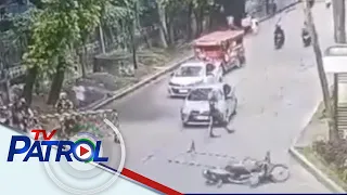 Pagsalpok ng rider sa metal barrier na itinulak ng sekyu iniimbestigahan na ng pulisya | TV Patrol