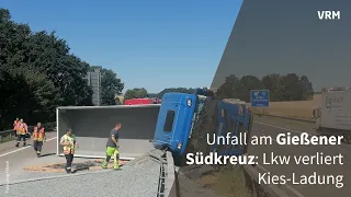 Unfall am Gießener Südkreuz: Lkw verliert Kies-Ladung