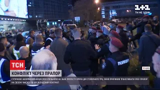 Противники ЛГБТ-спільноти жбурляли петарди у протестувальників біля столичного ТРЦ