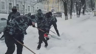 Активісти Нацкорпусу та Нацдружин прибирають територію ОХМАТДИТу від снігу