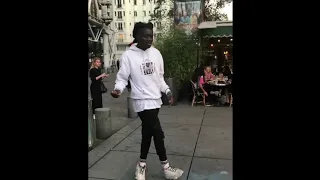 In Paris, the street dancer Salif Lasource moonwalk on "Rock with you" (Michael Jackson).
