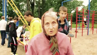 72 - летняя бабушка из Калининграда удивляет на спорт.площадке