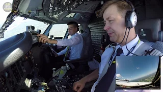 Young First Officer PERFECTLY pilots CLASSIC B737-300 of Air Baltic into Riga! [AirClips]