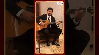 Farhan Akhtar plays iconic Sholay's theme track #farhanakhtar #actor #sholay #guitar #redfmbengaluru