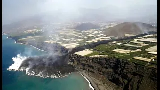 Una nueva lengua de lava se bifurca en su camino al mar en La Palma