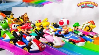 Pista Mario Kart Rainbow Road Hotwheels — Vídeos de aprendizagem de brinquedos para crianças!