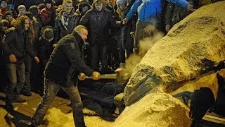 Kiev protesters pull down statue of Lenin