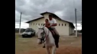 Arthur andando de cavalo com o avô no 3º Esquadrão de Polícia Montada de Caruaru 3gp