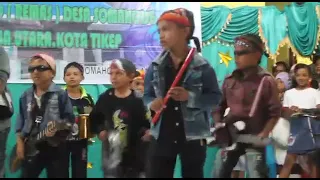 Si bungsu pas masih SD, suka lagu Pangeran Dangdut dan alhamdulilah difasilitasi papa untuk tampil.