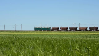 Электровоз ВЛ80Т в голове грузового поезда, перегон Веселиново - Николаево