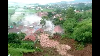 Оползни разрушили деревню в Сумеданге, Западная Ява, Индонезия #WestJava #Indonesia #landslide