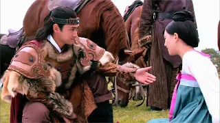 The beautiful princess was bullied by soldiers, fortunately the prince came by to save the princess