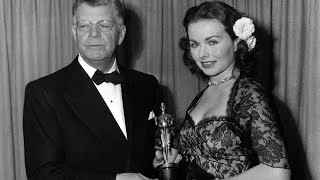 Jeanne Crain presents Short Film Oscars® in 1949