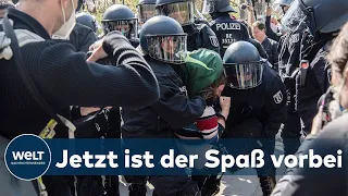 POLIZEI GREIFT DURCH: Massive Hygiene-Verstöße - Querdenker-Demo aufgelöst | WELT Thema