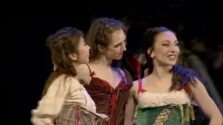 Rebecca King, Tuukka Piitulainen and the artists of the Finnish Ballet in "Carmen".