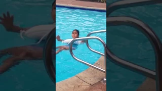 Mi hija bañando muy divertida