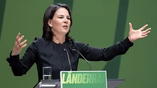 Grünen-Parteitag: Baerbock rechtfertigt Zustimmung zum EU-Asyl-Kompromiss