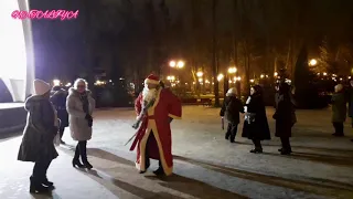 НОВОГОДНЯЯ ПЕСНЯ!🎄☃️❄/САНЫЧ - ДЕД МОРОЗ/ВЕСЁЛЫЕ ТАНЦЫ В ПАРКЕ ГОРЬКОГО ХАРЬКОВ ДЕКАБРЬ 2020