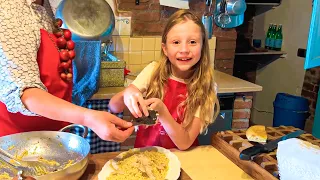 Nastya et papa explorer de nouveaux plats et jouets de cuisine pour les enfants