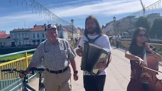 Випадковий чоловік з велосипедом приєднався до Янко співати «Горіла сосна»