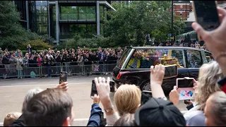 Isabel II: multidões despedem-se da rainha nas ruas de londres