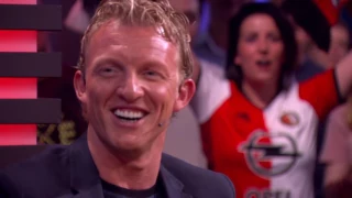 Lee Towers verrast Dirk Kuyt met optreden  - RTL LATE NIGHT