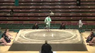 Yobidashi calls wrong bout (Natsu 2013 Basho Day 13)