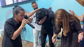 PASTORA CAMILA BARROS FAZ O PROFETA ROBERTO RUIZ CHORAR IMPACTANTE O PODER DE DEUS!