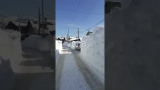 В переулке Барачном в Южно-Сахалинске не могут разминуться пешеходы и машины