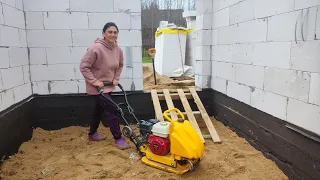 MY WIFE IS WORKING WITH A VIBRATING PLATE, AND I’M COMPLETING THE WALLS OF THE HOUSE