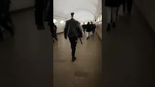 Панки снова в моде. Место событий Московское метро.