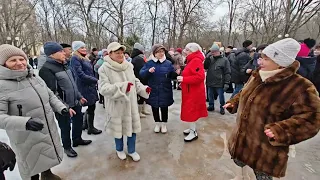 28.01.24г..."ТРИ ЛИНИИ"... банд Одесса... звучит на танцполе в Гомельском парке...