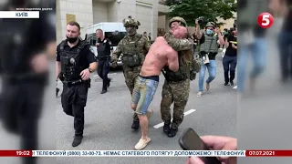 Стрілянина, підпал, евакуація та поранений поліцейський: подробиці затримання чоловіка в Києві
