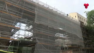 Una gran bastida cobreix el pont de Sant Pere