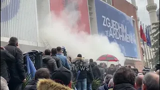 Top News - Luftë e padukshme nën pushtetin e gazit lotsjellës! Protestuesit nuk shikojnë dot