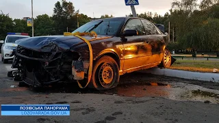 У Лозовій автівка врізалась у дерево і стовп