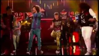 Justin shuffling with LMFAO @ the 2011 AMAs