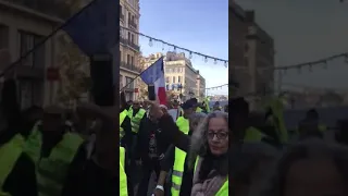 Les Gilets jaunes marchent en direction de Noailles