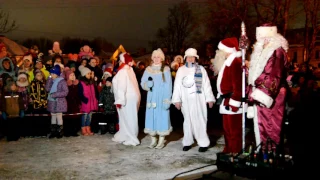 В Ивангороде Дед Мороз и Санта-Клаус зажгли огни на новогодней елке