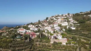 Detached Villa for sale in Salobreña with large garden and nice sea views.