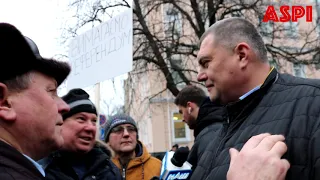 Юрій Юзик Корявченков рятувався від мітингувальників аграріїв під вигуки "Ганьба"